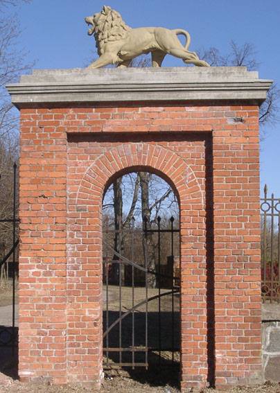 Rietavo parko Raudonųjų vartų fragmentas. Danutės Mukienės nuotrauka