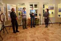 Muziejaus direktorius V. Rutkauskas pristato parodos rengėjus Gargždų krašto muziejaus muziejininkus Reginą Šiurytę-Šimulienę, Marių Mockų ir kompozitorių Andrių Šiurį