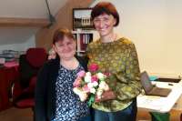 2016-08-11 Rožių puokštė iš Sibirkos rožyno projekto parnerių - Rietavo turizmo ir verslo informacinio centro atstovėms Rasai Baliuliavičienei ir Rasai Pociuvienei (kairėje)
