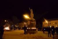2016-01-12. Sausio 13-oasios jubiliejinis minėjimas Rietavo miesto aikštėje. Pagerbiant sausio 13-ąją dieną žuvusiųjų atminimą prie Laisvės paminklo uždegtos žvakutės.O. Gricienės fotografija