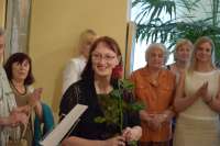 Padėkos rožė, už pagalbą rengiant parodą, dailinnko žmonai Aušrai Stasiulevičienei. E. Griciaus fotografija