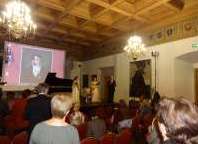 Rietavo Oginskių kultūros istorijos muziejaus direktorius Vyas Rutkauskas dėkoja koncertinės programos atlikėjoms pianistei Šviesei Čepliauskaitei ir dainininkei Giedrei Zeicaitei